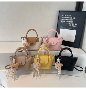 Mini sacs à main en cuir grainé en cinq couleurs avec breloques d'ours sur supports