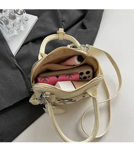 Vue de dessus du sac crème montrant l'intérieur spacieux et la poche zippée pratique