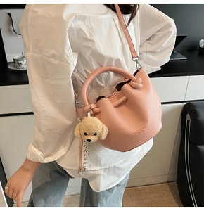 Sac seau rose à texture litchi avec poignée nouée et charmant porte-clés chien en peluche
