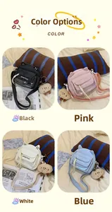 Détails de petits sacs bandoulière en toile en noir, rose, blanc et bleu avec oreilles de chat