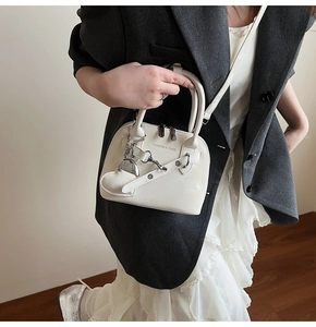 Sac à bandoulière blanc en forme de coquille avec pendentif coeur élégant
