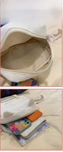 Vue intérieure d'un petit sac à bandoulière en nylon blanc avec compartiment spacieux
