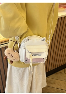 Sac à bandoulière blanc oreilles de chat avec poche transparente sur modèle