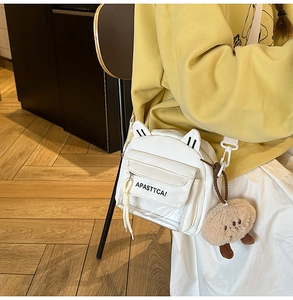 Détail du sac à bandoulière blanc oreilles de chat avec poche PVC et breloque en peluche