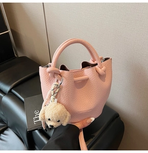 Sac seau rose texture litchi avec pendentif chien en peluche et anses renforcées