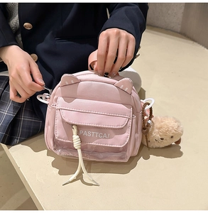 Sac bandoulière rose motif chat avec fenêtre transparente et ourson sur un mannequin