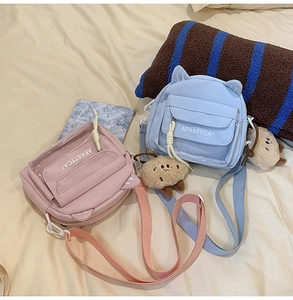 Sacs bandoulière oreilles de chat rose et bleu avec imprimé et breloque ours
