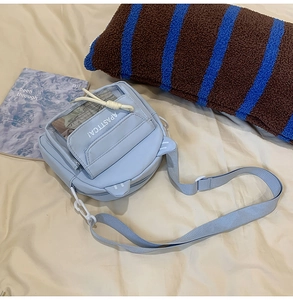 Gros plan d'un sac bandoulière bleu clair avec oreilles de chat et détails blancs