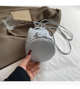 Détail d'un sac seau bleu clair avec des oillets métalliques et une bandoulière