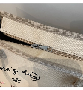 Detailaufnahme des Metallreißverschlusses und Logodrucks auf der Canvas-Tasche