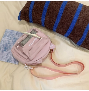 Détail du sac itabag rose oreilles de chat avec fenêtre transparente et imprimé