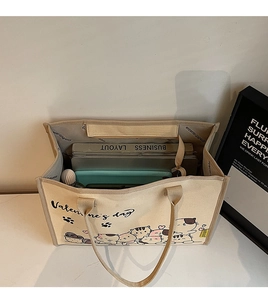 Detail einer beigen Canvas-Tasche mit großem Fassungsvermögen für Laptop und Bücher