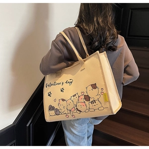 Nahaufnahme der beigen Canvas-Tragetasche mit süßen Comic-Katzen und Valentine's-Text