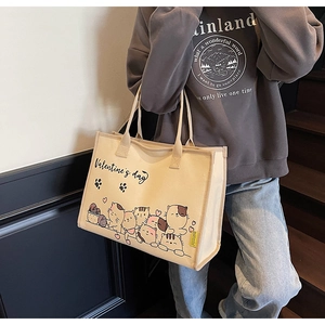 Detail der Cartoon-Katzen-Grafik und Valentinstags-Text auf der beigen Stofftasche