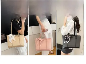 Détails de grands sacs fourre-tout en beige, rose et gris avec foulards à nœuds décoratifs