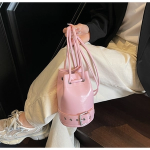 Sac seau rose à cordon en cuir verni brillant avec détail de boucle métallique