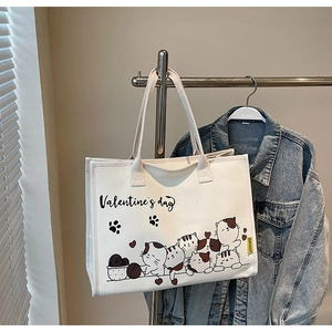 Detail einer weißen Canvas-Tragetasche mit süßen Katzenmotiven und Valentinstagsdruck