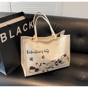 Detailansicht der süßen Katzenmotive und Valentine's Day Aufdruck auf Canvas-Tasche