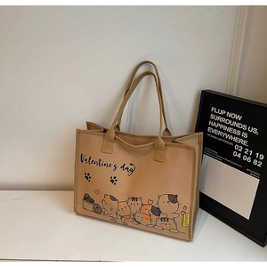 Detailansicht der beigen Canvas-Tasche mit Valentinstag-Text und niedlichen Katzen-Prints