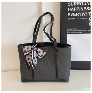 Détail du grand sac cabas en tissu gris avec lanières en cuir et foulard à cœurs
