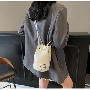 Sac seau crème en cuir ciré avec cordon de serrage et détail de boucle métallique