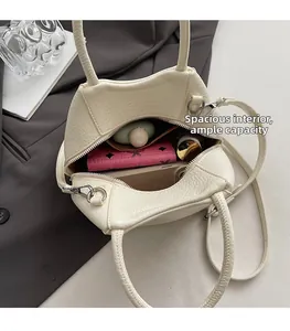 Interior espacioso del bolso tipo cubo beige con textura de grano y capacidad de carga