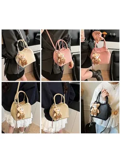 Bolso bombonera grabado lichi en cuatro colores con colgantes de oso y correas ajustables