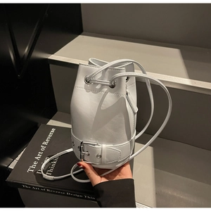 Détail du sac seau blanc avec cordon de serrage étoile et boucles métalliques élégantes