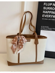 Grand Sac Fourre-tout Texture Tissée Pour Femmes Sac à Épaule Décontracté Avec Décoration de Foulard en Satin Imprimé Cœur Main Quotidien