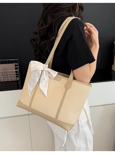 Grand sac cabas tissé beige avec lanières en cuir et foulard décoratif en soie élégant