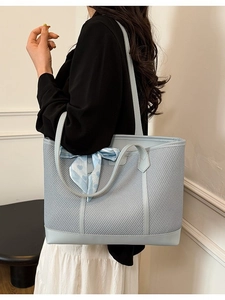 Sac cabas tissé bleu clair avec écharpe à cœurs et doubles poignées pour femmes