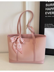 Sac fourre-tout tissé rose avec foulard à motif cœur et bandoulières élégantes