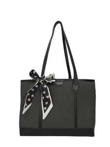 Grand sac cabas gris tissé avec finitions en cuir et foulard à cœurs sur fond blanc