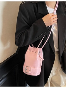 Sac Seau en Cuir PU Mode Femme Sac Bandoulière Chic Avec Cordon de Serrage Petit Sac à Épaule Brillant Avec Décor de Boucle de Ceinture