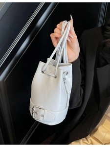 Sac seau en cuir bleu clair avec fermeture à cordon et détails de fermeture éclair argentée