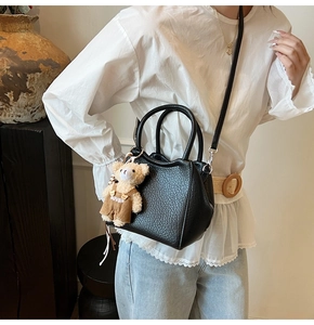 Bolso cubo negro de cuero litchi con colgante de oso de peluche y correa
