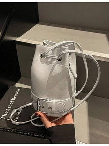 Sac seau minimaliste en similicuir blanc avec cordon de serrage et détail de sangle à boucle