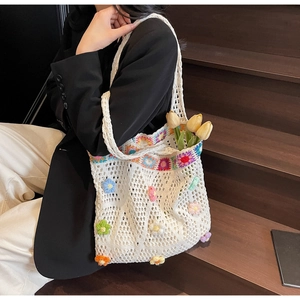 Dettaglio della borsa shopper all'uncinetto con fiori 3D in maglia e ricami
