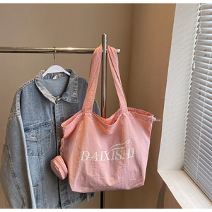 Rosa Canvas-Einkaufstasche mit großem Fassungsvermögen und kleiner Geldbörse am Kleiderbügel