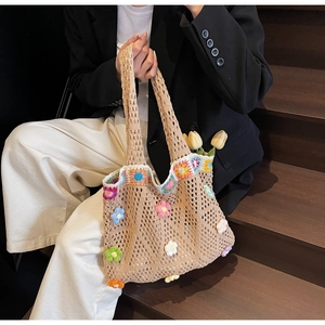 Dettaglio della borsa tote fatta a mano all'uncinetto con fiori 3D colorati