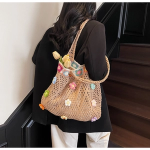Dettaglio della borsa tote in maglia kaki con fiori all'uncinetto 3D e bordo geometrico