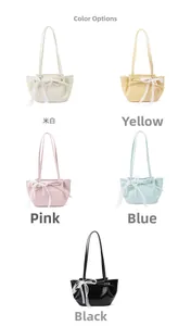 Détail de cinq couleurs de petits sacs à bandoulière avec nœuds en dentelle et perles