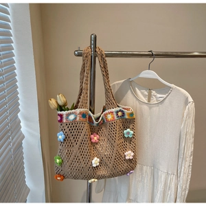 Dettaglio della maglia a uncinetto e dei fiori 3D su questa borsa tote in stile boho