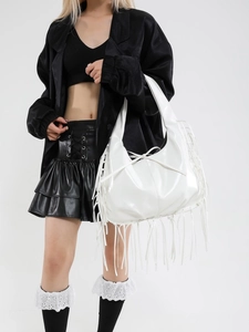 Minimalistische witte kwastjes shopper met strikdetail en grote capaciteit voor dames