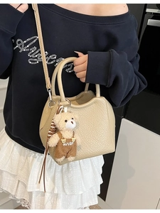 Bolso cubo beige con diseño de lichi, charm de osito y correa de hombro desmontable