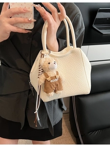 Bolso cubo chic blanco crema con textura de lichi, colgante de osito y asas superiores