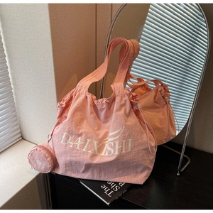 Rosa Kordelzug-Tote Bag mit passendem rundem Etui und weißem Marken-Schriftzug Logo
