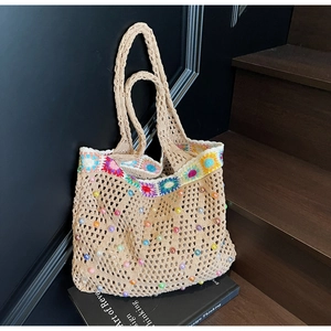 Dettaglio borsa tote in maglia beige con perline colorate e bordo all'uncinetto floreale