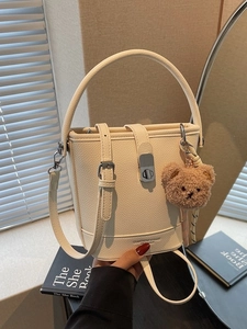 Sac seau chic blanc crème en similicuir grainé avec un joli pendentif d'ours