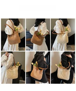 Grande borsa shopper in maglia beige e marrone con manici in pelle per spiaggia e estate